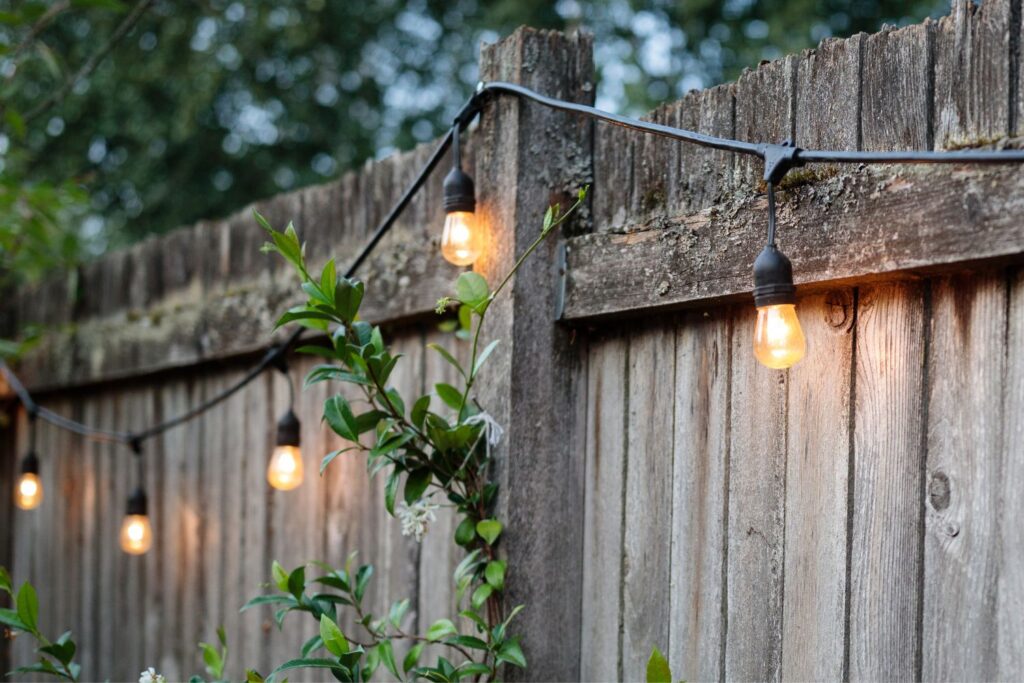 String lights are a beautiful way to elevate the atmosphere of your backyard. They create an inviting, cozy environment for gatherings, dinners, and relaxing evenings. But what do you do when you don’t have trees to hang them from? While trees are a natural solution for string lights, many backyard spaces lack this option. Fortunately, there are several ways to hang string lights without needing trees, and we’ll explore those methods in this guide.